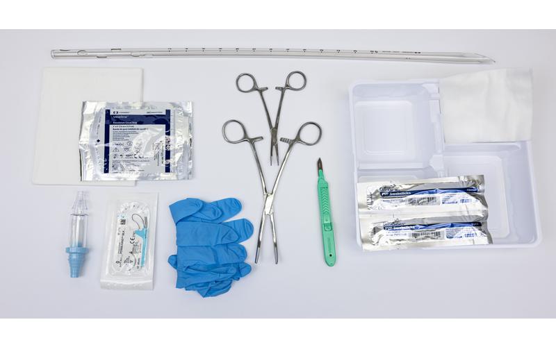 LSL CHEST TUBE INSERTION KIT, STERILE, ROCHESTER-PEAN 8" CURVED CLAMP, KELLY CLAMP 5.5 CURVED", SAFETY SCALPEL #10, PETROLATUM GAUZE 3X9, DRAPE 18X26, NITRILE GLOVES LG., PVP SWABSTICK, DRESSING SPONGE 4X4 6-PLY, TRAY, ONE-WAY THORACIC CATHETER VALVE